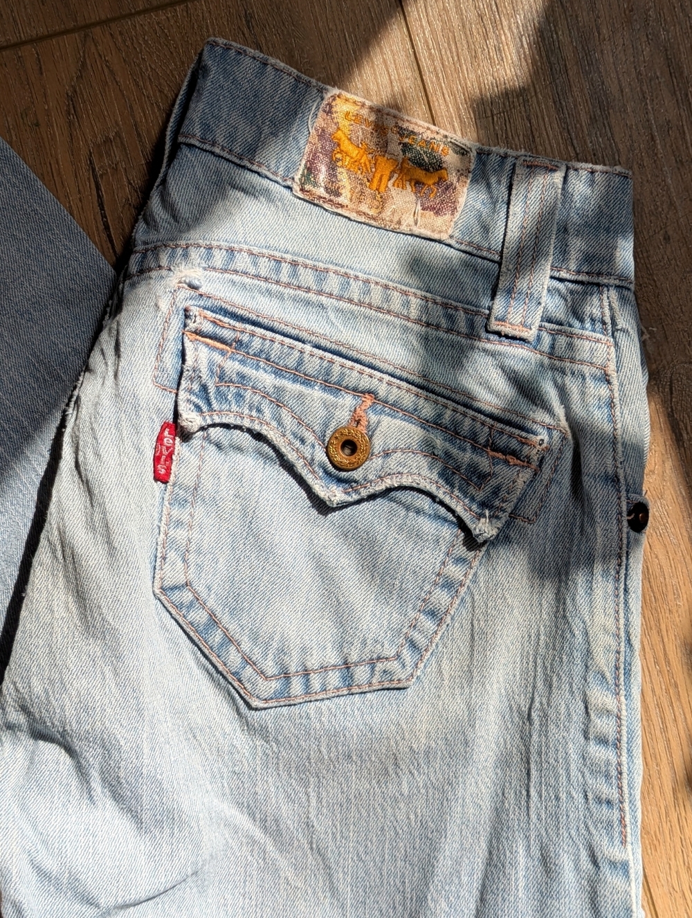Limited edition true vintage Y2K low rise Levi's capris with pink stitching